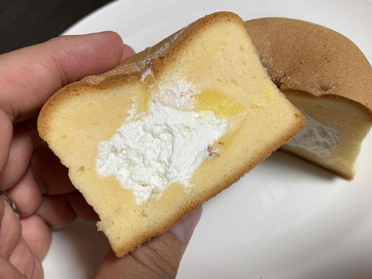 ファミマ「ダブルクリームのむにむにパンケーキ」いただきます写真
