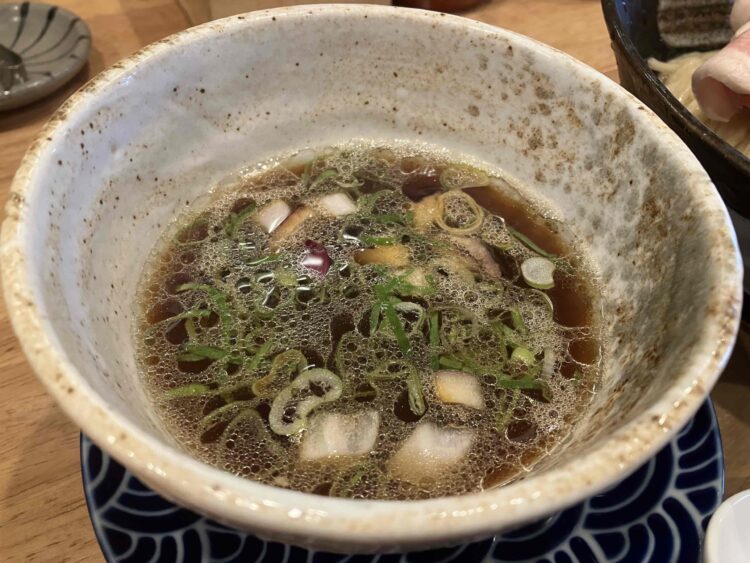 蒼し「熟成醤油鰹昆布水つけそば」スープ全体写真