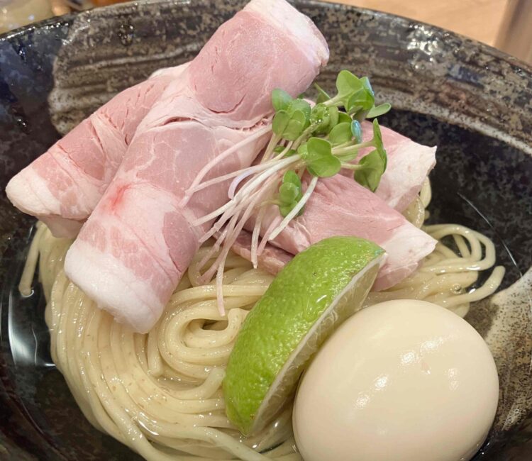 蒼し「熟成醤油鰹昆布水つけそば」麺とトッピングアップ写真