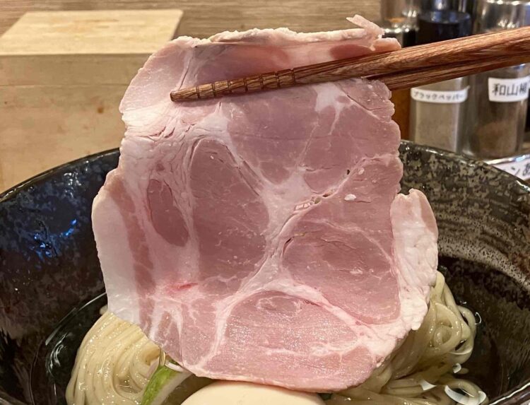 蒼し「熟成醤油鰹昆布水つけそば」チャーシューアップ写真