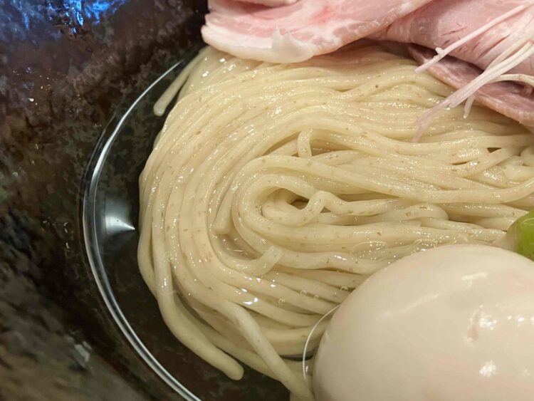 蒼し「熟成醤油鰹昆布水つけそば」麺の写真