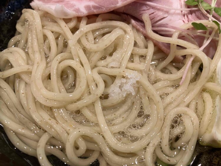 蒼し「熟成醤油鰹昆布水つけそば」塩をつける