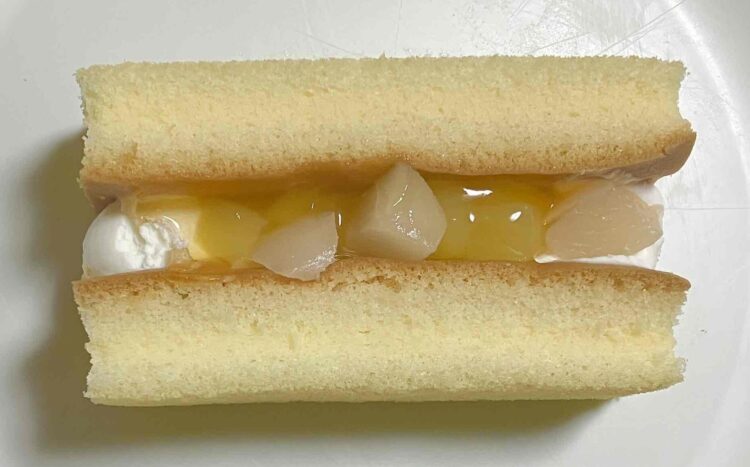 ファミリーマート「フルーツシフォン」上から全体写真