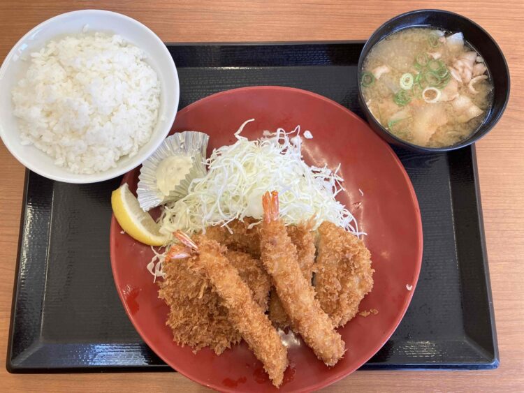 かつや「エビヒレロースカツ定食」全体写真