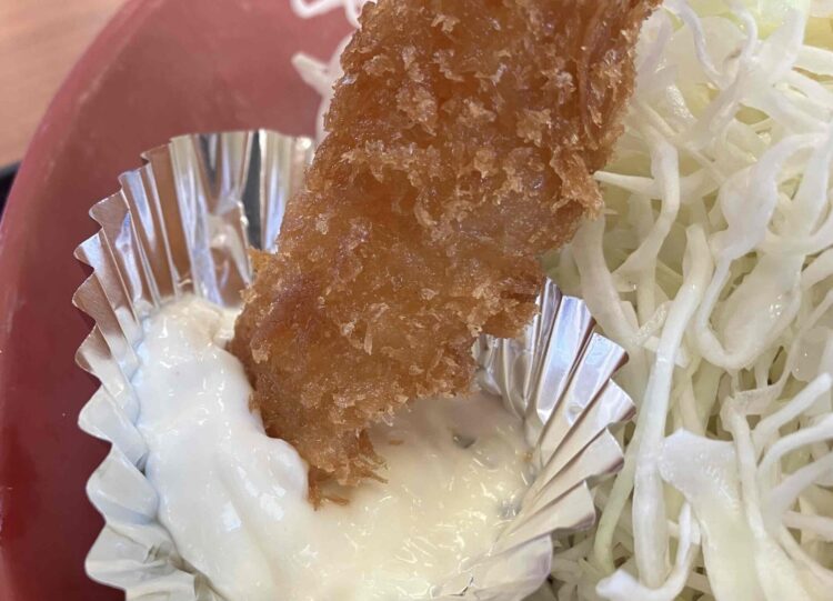 かつや「エビヒレロースカツ定食」のエビフライ
