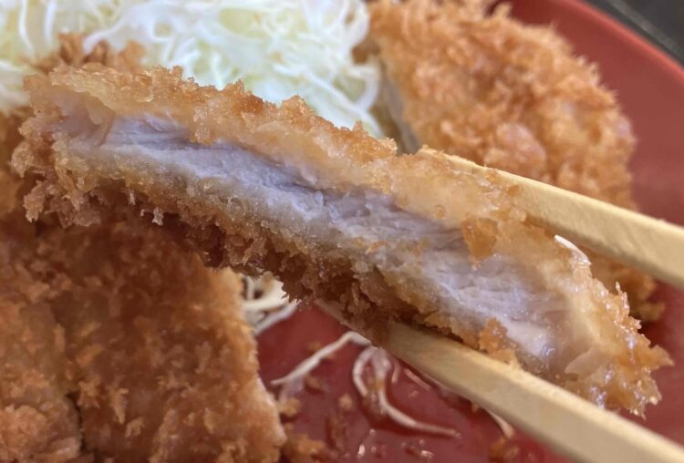 かつや「エビヒレロースカツ定食」のロースカツ