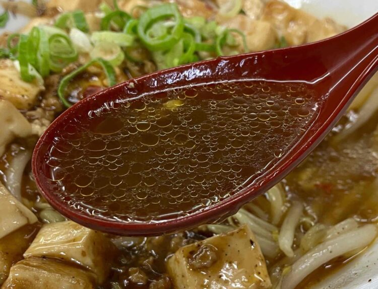 餃子の王将「麻婆拉麺」スープ写真
