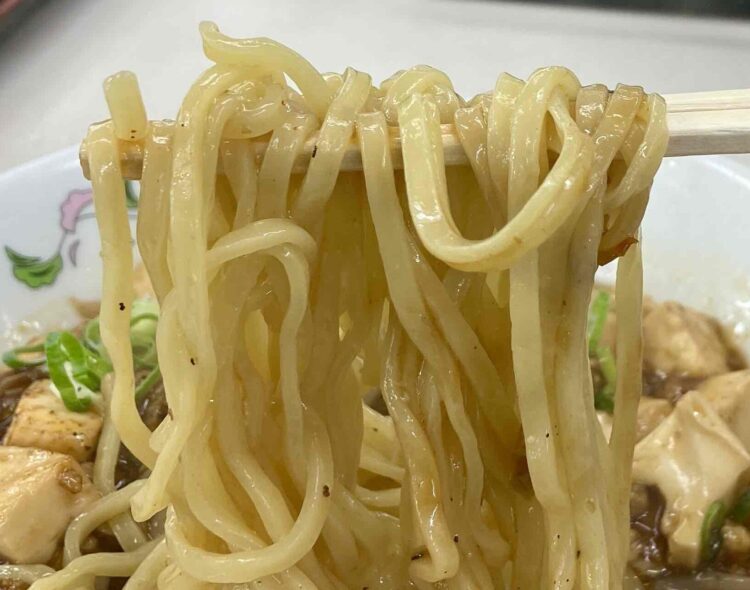 餃子の王将「麻婆拉麺」麺アップ写真