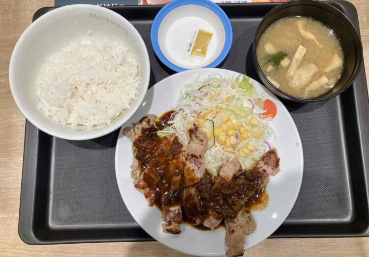 松屋「シビ辛麻辣トンｋテキ定食」全体写真②