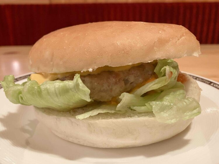 コメダ珈琲店「お月見古―ムーンバーガー」横からみた写真