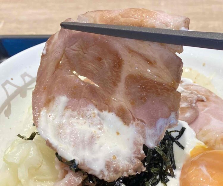 松のや「ローストポーク丼」ローストポークアップ写真