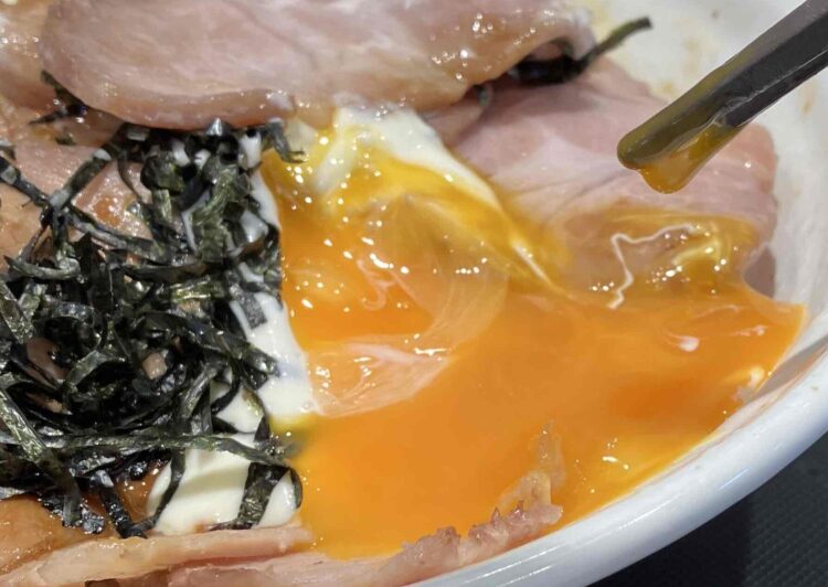 松のや「ローストポーク丼」たまごを割ってみた写真