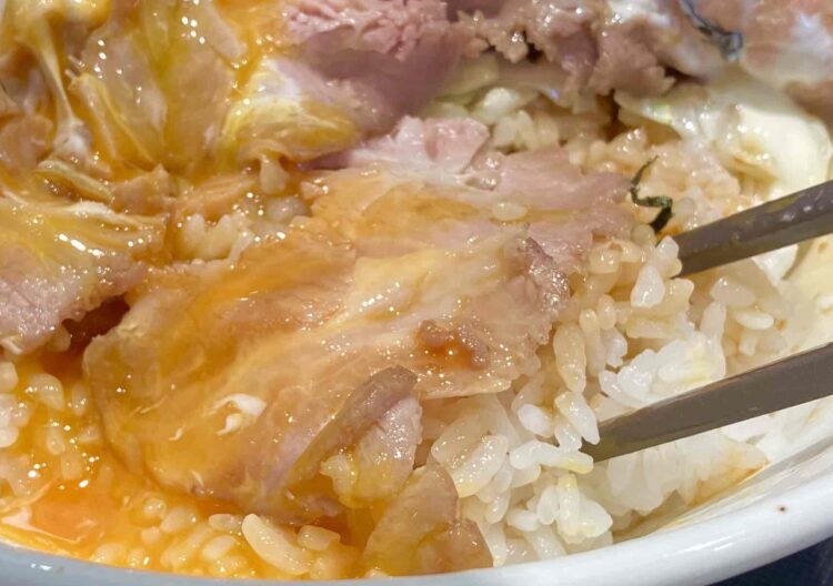 松のや「ローストポーク丼」いただきます写真①