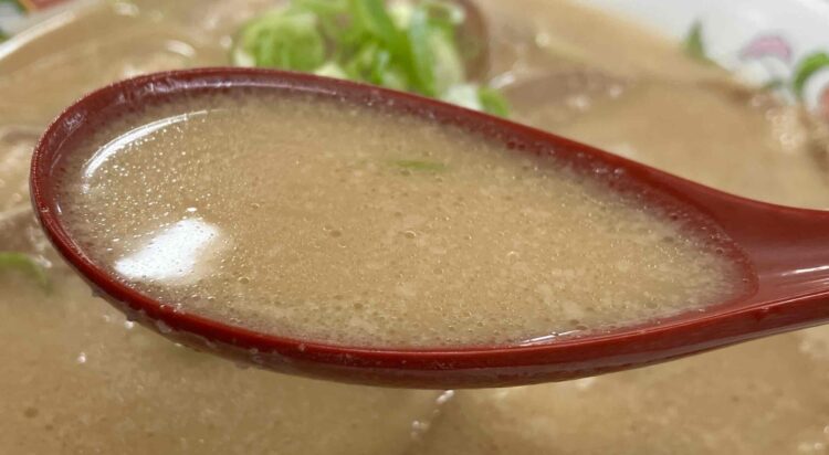 餃子の王将「チャーシュー麺」スープ写真