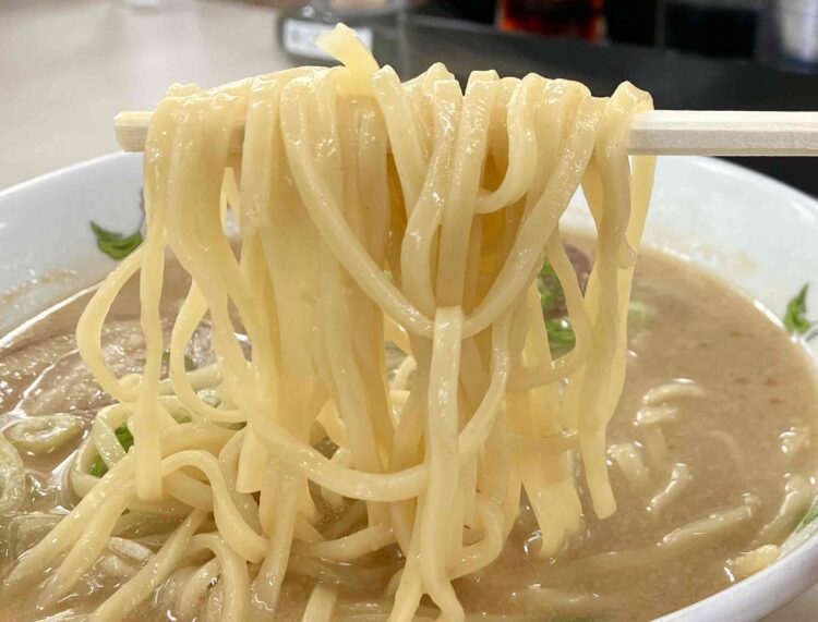 餃子の王将「チャーシュー麺」麺アップ写真