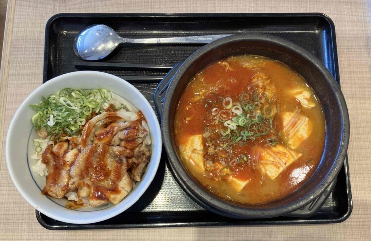 韓丼「お得セットダッカルビ丼」の全体写真