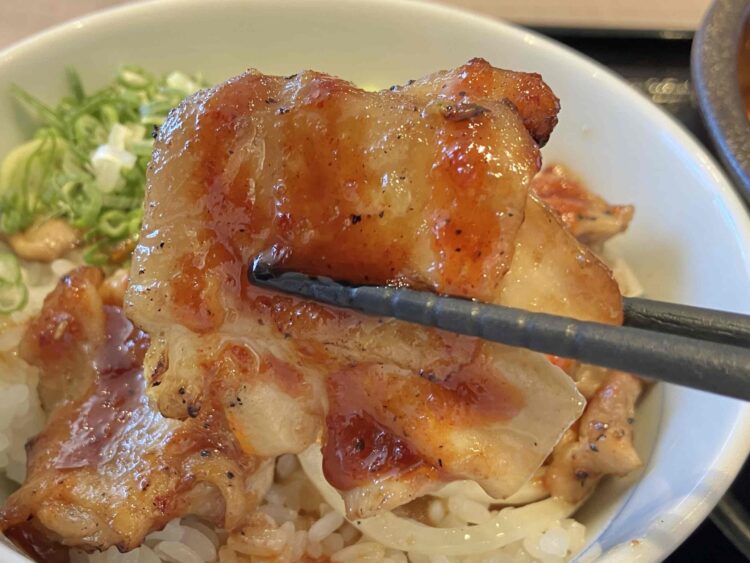 韓丼「タッカルビ丼（小）」タッカルビアップ写真