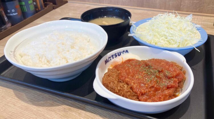 松の屋「うまトマロースカツ定食」全体写真