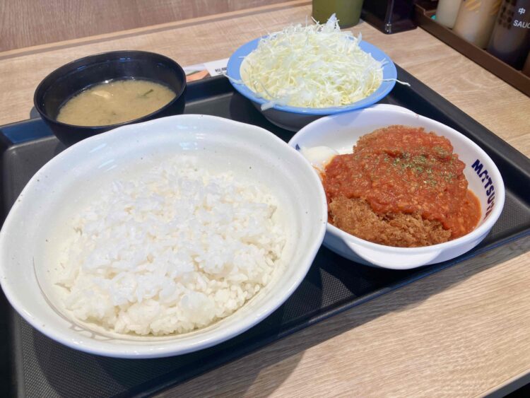 松の屋「うまトマロースかつ定食」全体写真②