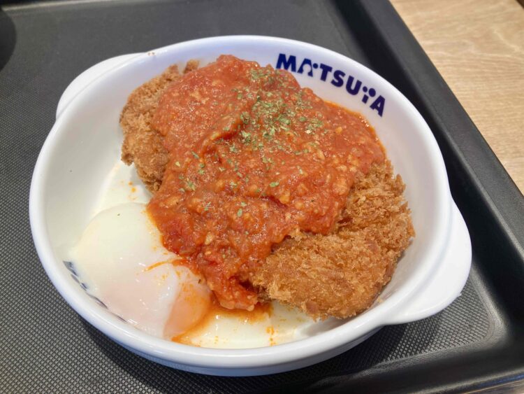 松の屋「うまトマロースかつ定食」ロースかつ全体写真