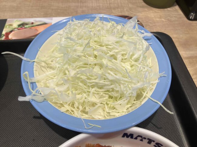 松の屋「うまトマロースかつ定食」キャベツ全体写真
