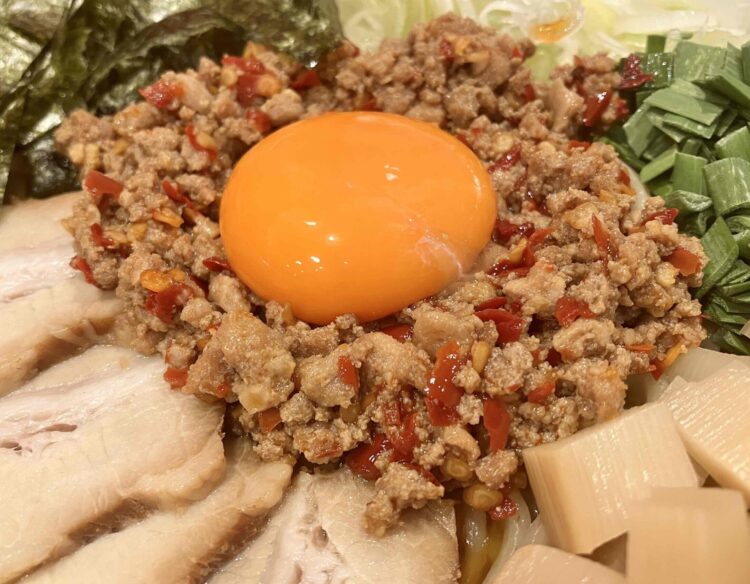 近鉄小阪駅「ロマン」全部のせまぜそばのひき肉と卵アップ写真