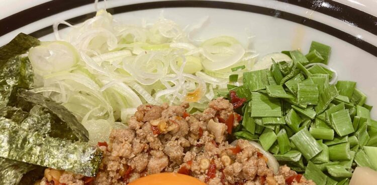 近鉄小阪駅「ロマン」全部のせまぜそばの野菜アップ写真