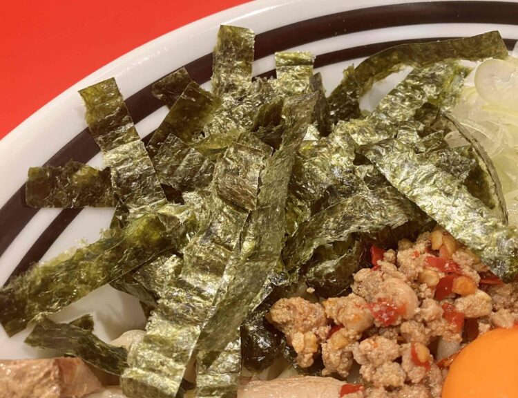 近鉄小阪駅「ロマン」全部のせまぜそばの海苔アップ写真