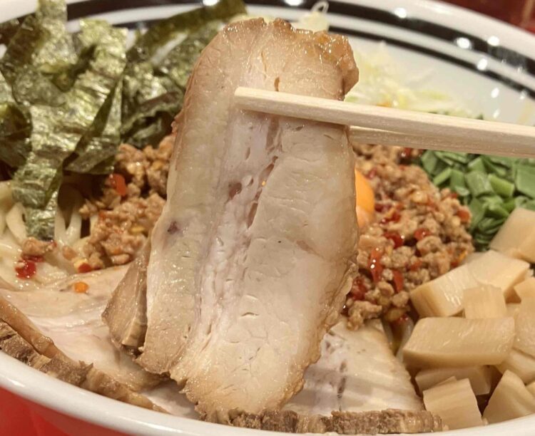 近鉄小阪駅「ロマン」全部のせまぜそばのチャーシューアップ写真