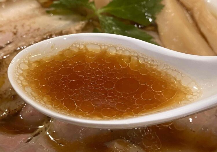 なにわ麺次郎「地鶏醤油らーめん」スープアップ写真