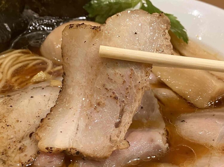 なにわ麺次郎「地鶏醤油らーめん」チャーシュアップ写真①