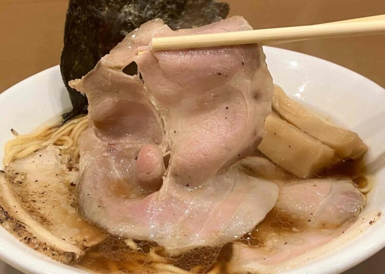 なにわ麺次郎「地鶏醤油らーめん」チャーシューアップ写真②