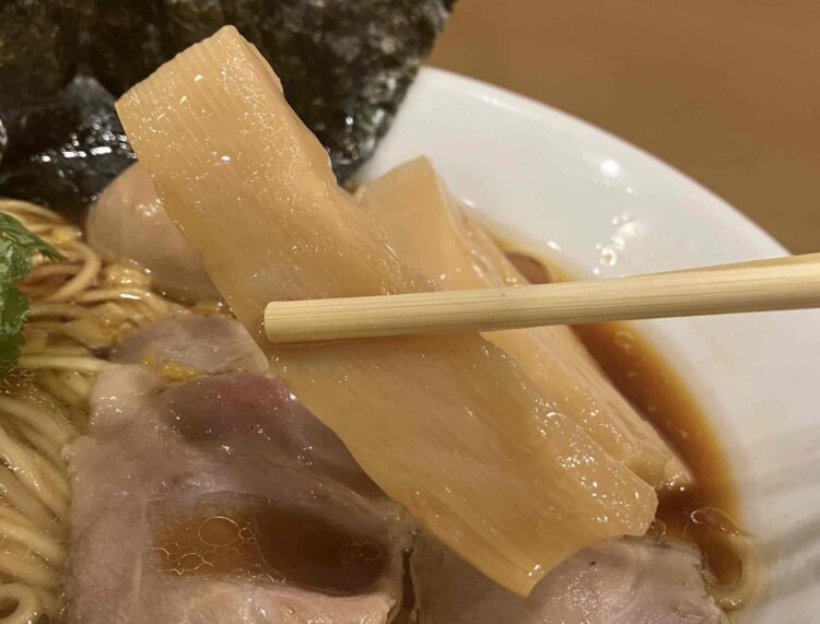 なにわ麺次郎「地鶏醤油らーめん」メンマアップ写真