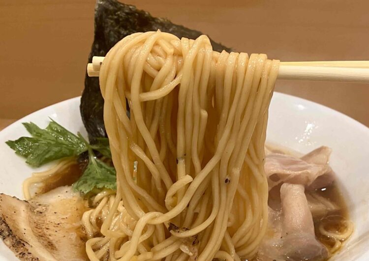 なにわ麺次郎「地鶏醤油らーめん」麺のアップ写真