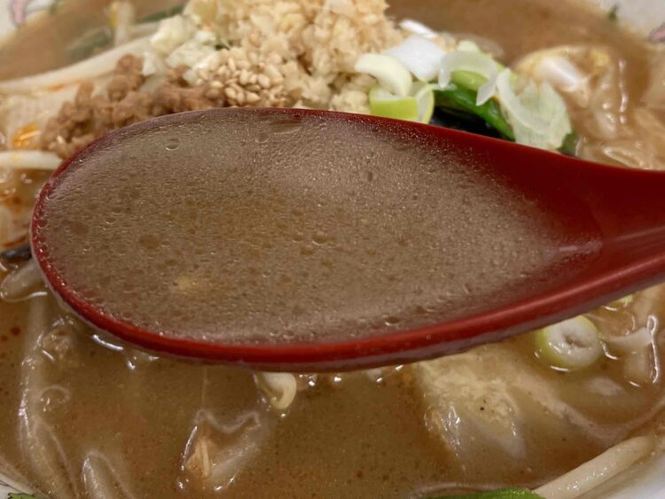 餃子の王将「辣菜麺」スープ写真