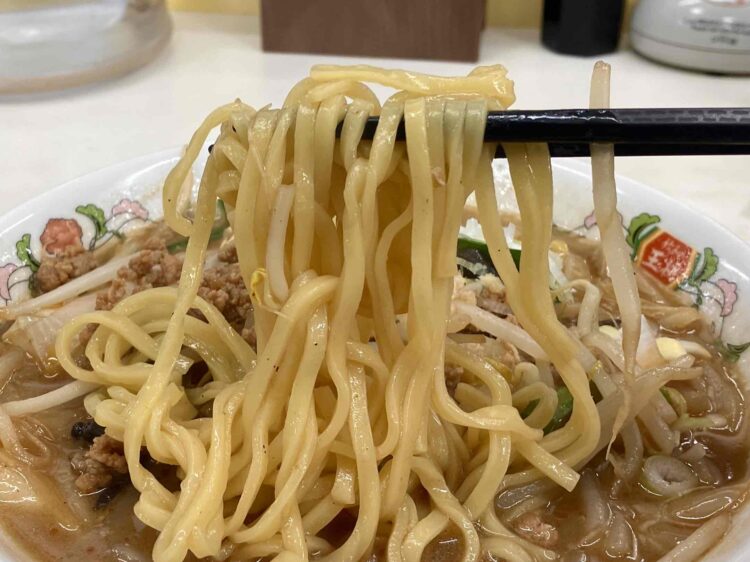 餃子の王将「辣菜麺」麺アップ写真