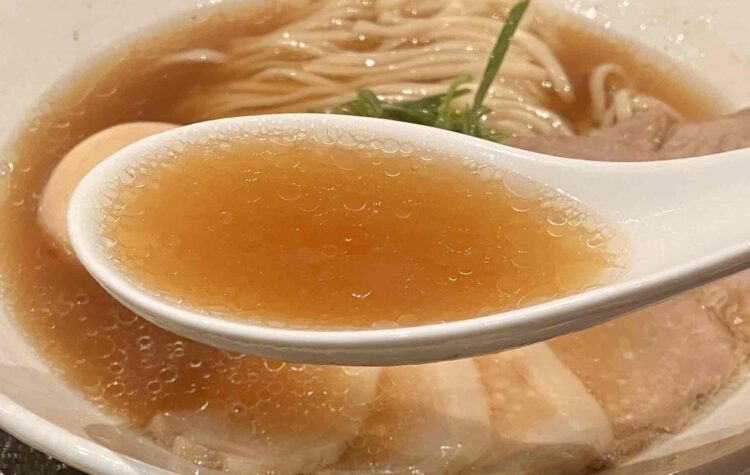 奈良県橿原市「小麦の詩」特製中華そばのスープアップ写真