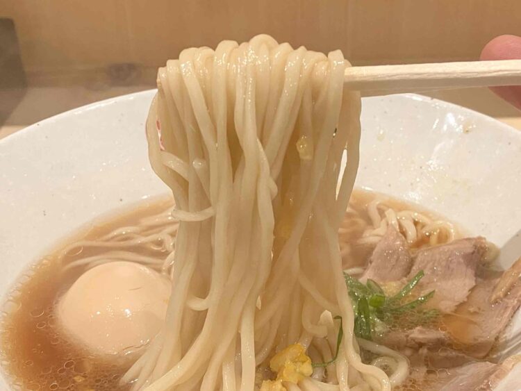 奈良県橿原市「小麦の詩」特製中華そばの麺アップ写真