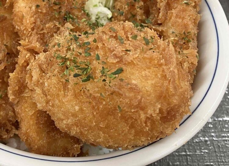 かつや「タレカツ丼」たまごアップ写真