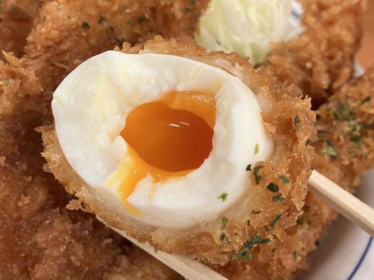 かつや「タレカツ丼」たまごの断面アップ写真