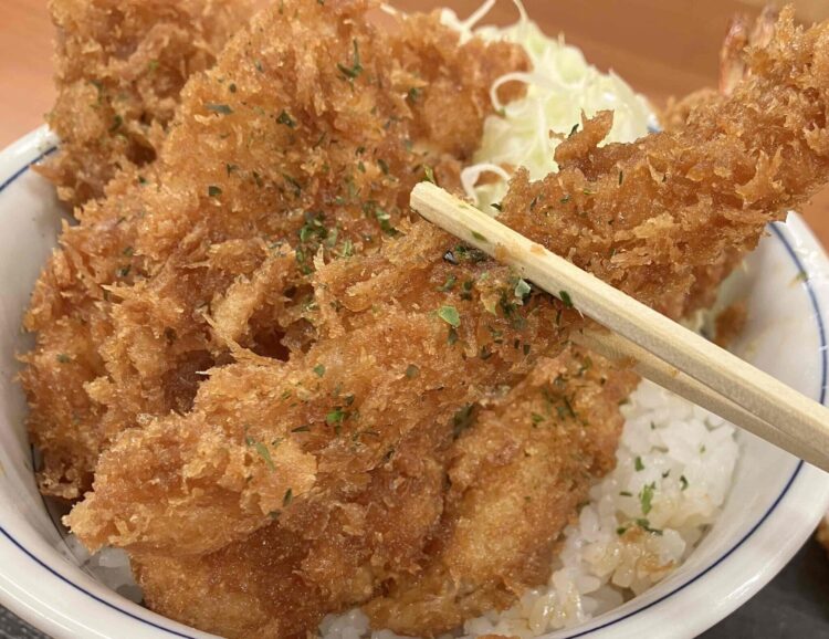 かつや「タレカツ丼」エビフライアップ写真