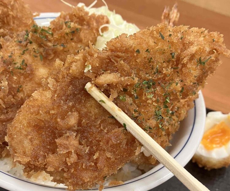 かつや「タレカツ丼」チキンカツアップ写真