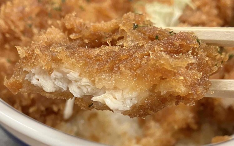 かつや「タレカツ丼」チキンカツ断面写真
