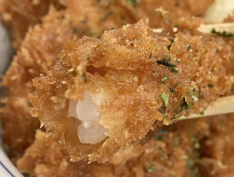 かつや「タレカツ丼」エビフライの断面アップ写真