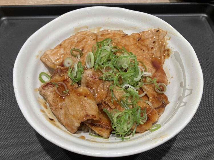 松屋「カルビの炙り十勝豚丼」全体写真