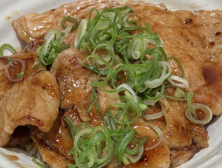 松屋「カルビの炙り十勝豚丼」アップ写真
