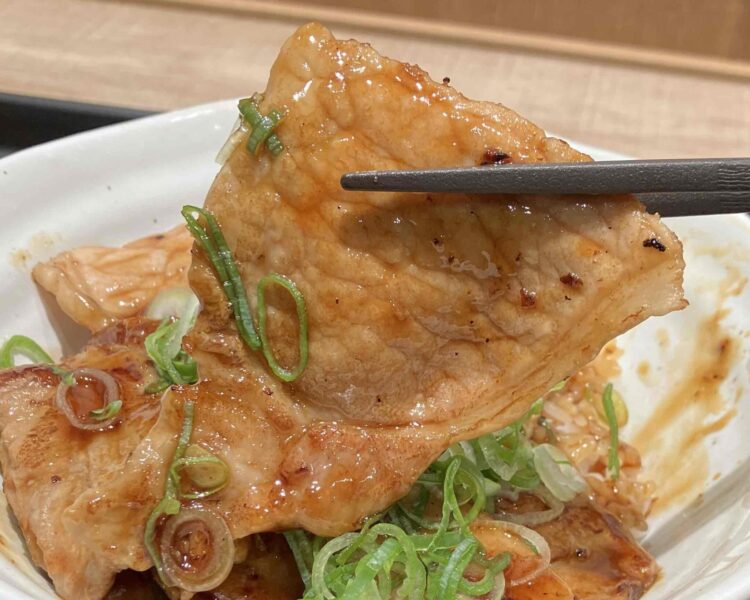 松屋「カルビの炙り十勝豚丼」肉アップ写真