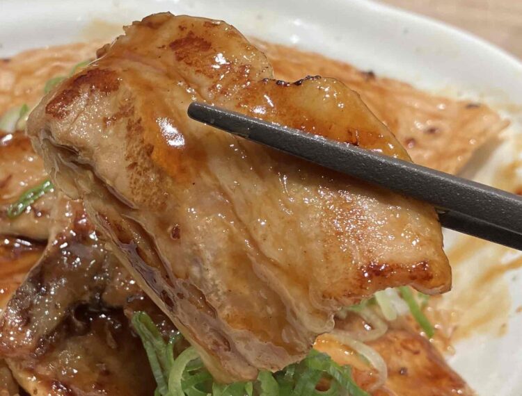 松屋「カルビの炙り十勝豚丼」肉アップ写真②