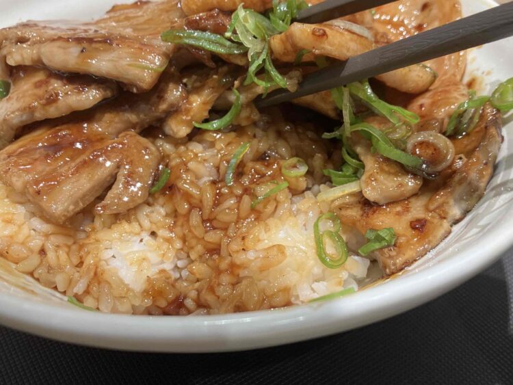 松屋「カルビの炙り十勝豚丼」肉の下にあるライス