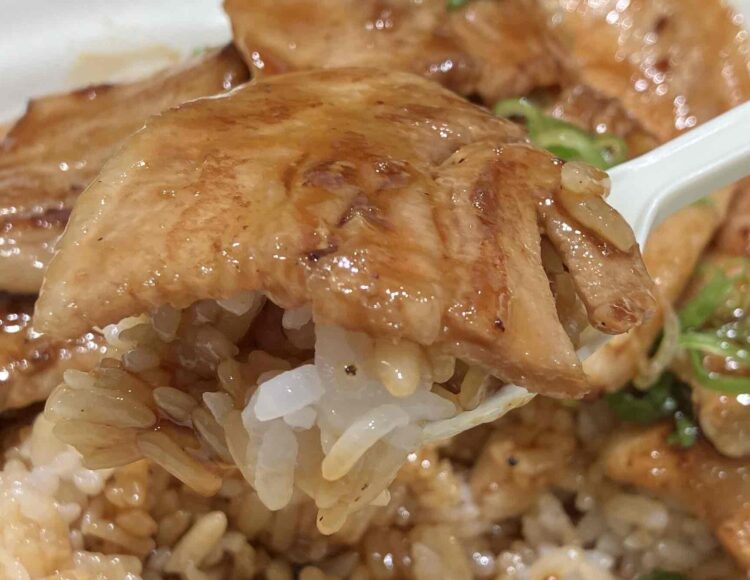 松屋「カルビの炙り十勝豚丼」肉とライスを一緒にいただきます